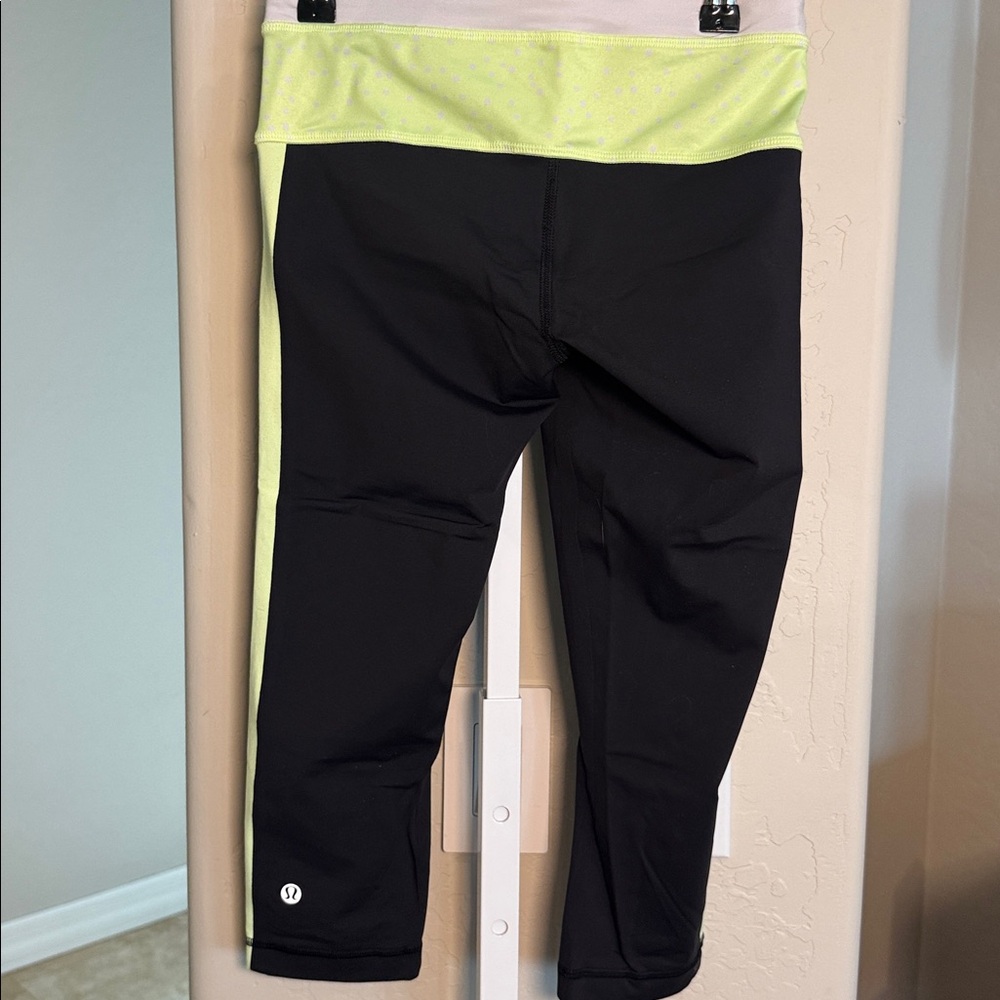 LULULEMON TRAING KNEE LENGTH WOMENS LEGGING Sz 4 - Picture 5 of 8